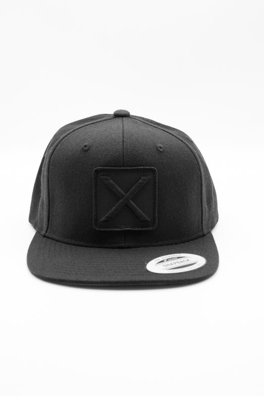X BLACK SNAPBACK CLASSIC